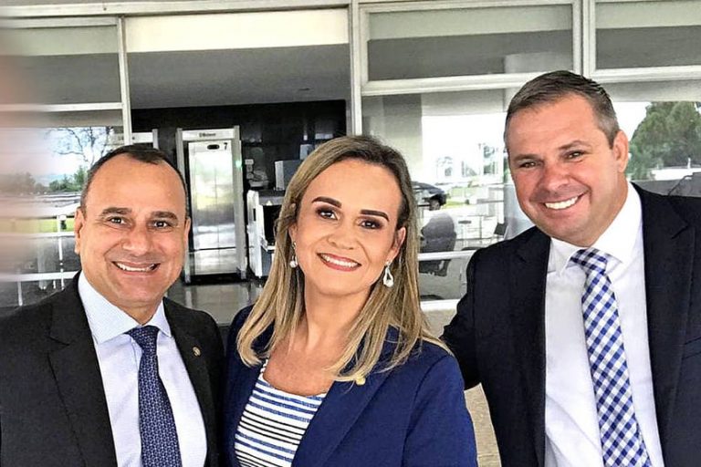 Só piora : Ministra do Turismo tem ligação com outro miliciano preso