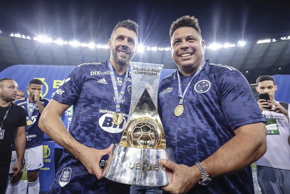 Gestão Ronaldo refaz time do Cruzeiro com pacotão de reforços e de saídas; veja balanço