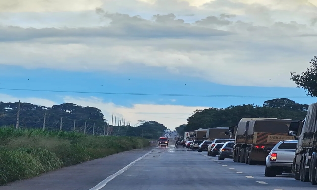 Acidente entre motos deixa dois feridos na BR-364, perto de Candeias do Jamari