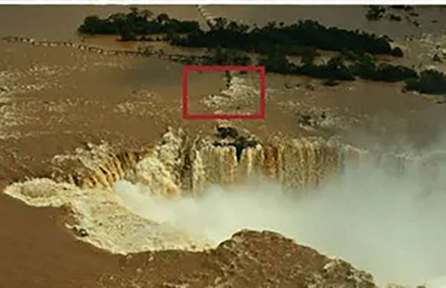 Passarela das Cataratas do Iguaçu é destruída pela força da água