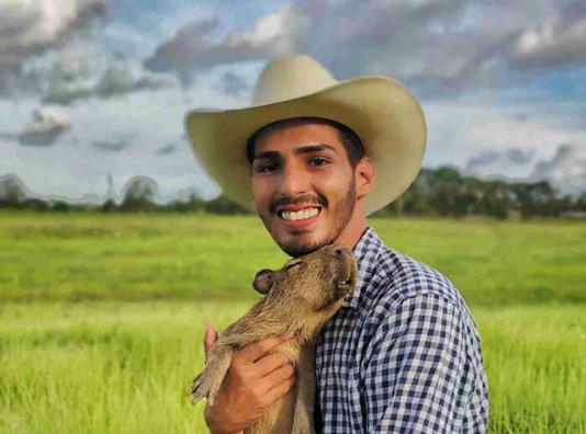 Amizade entre fazendeiro e capivara conquista as redes sociais