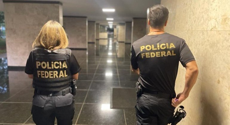 A Polícia Federal cumpre, na manhã desta sexta-feira (3), três mandados de prisão preventiva e 14 de busca e apreensão