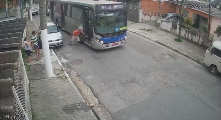 Após discussão, motorista arranca com tudo e ônibus atropela idoso