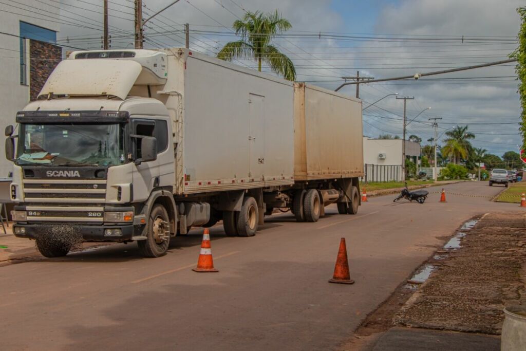 Motociclista bate em carreta e vai para hospital com suspeita de fratura, em Espigão d’Oeste