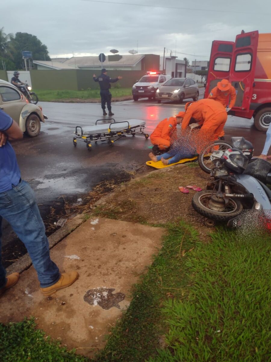 Motociclista é socorrida pelos bombeiros após acidente em Pimenta Bueno