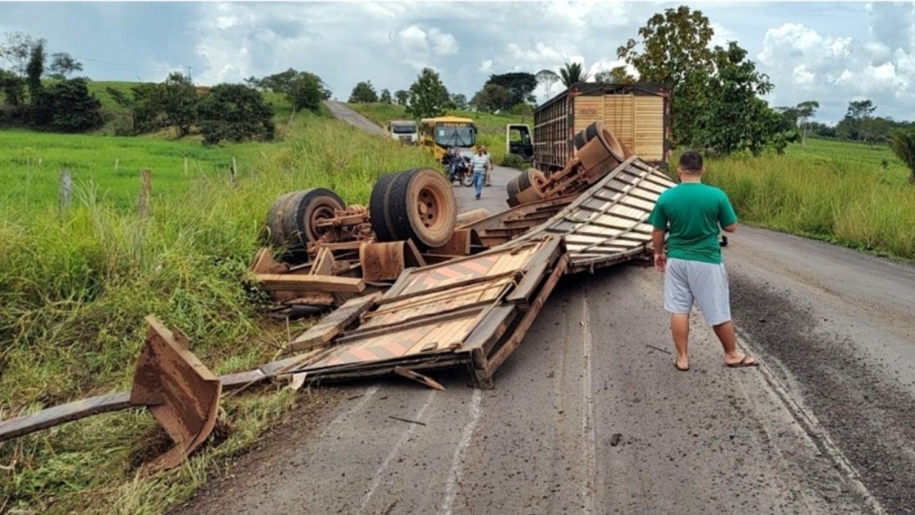 Animais morrem após reboque de caminhão boiadeiro tombar na RO-463, em Governador Jorge Teixeira