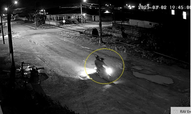 Câmera de segurança flagra momento em que homens em motocicleta fazem disparos de arma de fogo próximo a Albergue em Pimenta Bueno