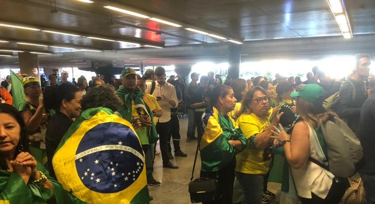 Avião com Bolsonaro pousa com esquema de segurança reforçado e apoiadores no aeroporto