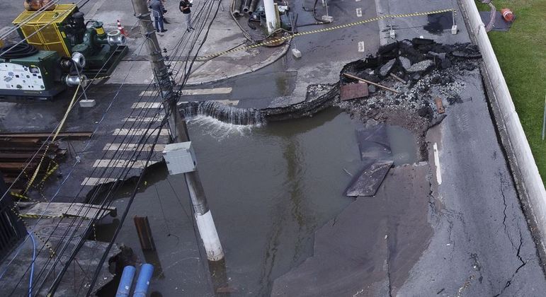 Cidades estão despreparadas para chuvas intensificadas por alterações climáticas, dizem especialistas