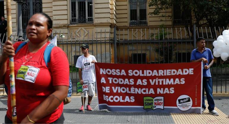 Em ato contra a violência, professores criticam condições de trabalho