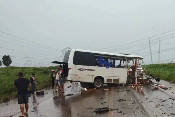 Acidente entre micro-ônibus e caminhão deixa 12 mortos no Pará VIDEO