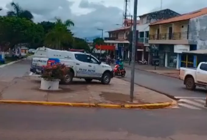 Polícia pode transitar em contramão com sirenes e luzes?