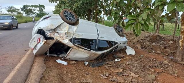 Motorista desvia de capivara em rodovia e capota o carro em Jaru, RO