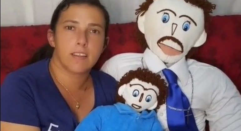 Brasileira casada com boneco de pano anuncia gravidez do 2º filho e vive sucesso internacional