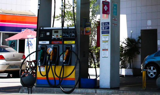 Bomba! Preço da gasolina cai, mas logo vai voltar a subir; entenda