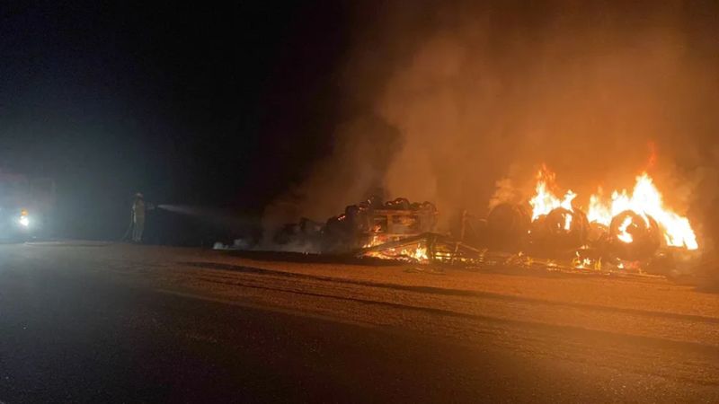 Carreta de milho tomba e pega fogo na BR-364 em Candeias do Jamari, RO