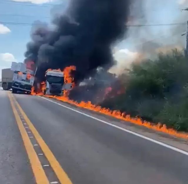 Carreta e caminhão pegam fogo após colisão na BR-364 próximo a Ariquemes, RO