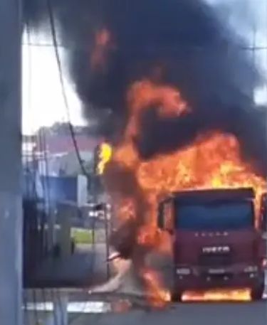 Caminhão carregado com ração pega fogo em avenida de Cacaulândia, RO