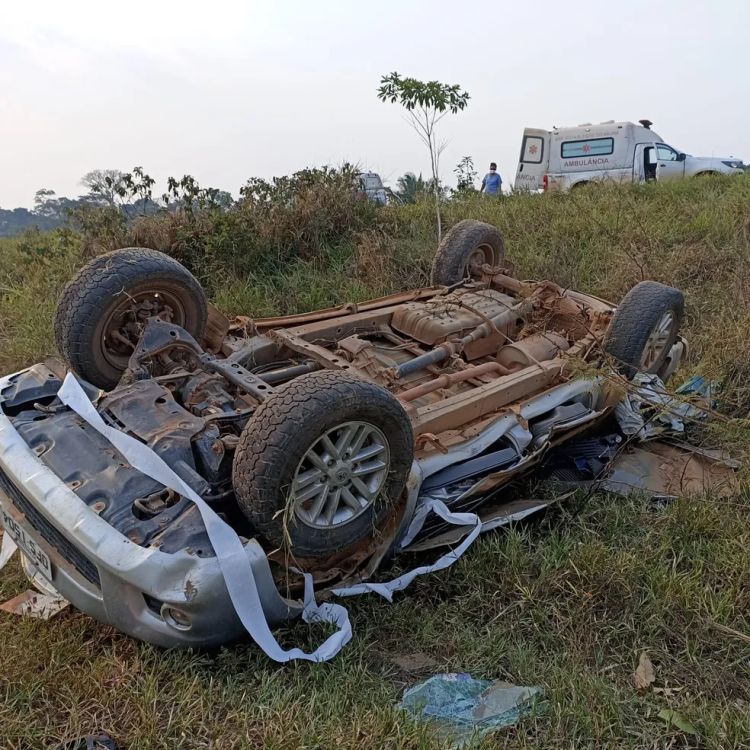 Duas pessoas morrem e outras duas ficam feridas após caminhonete capotar na BR-364 em Porto Velho