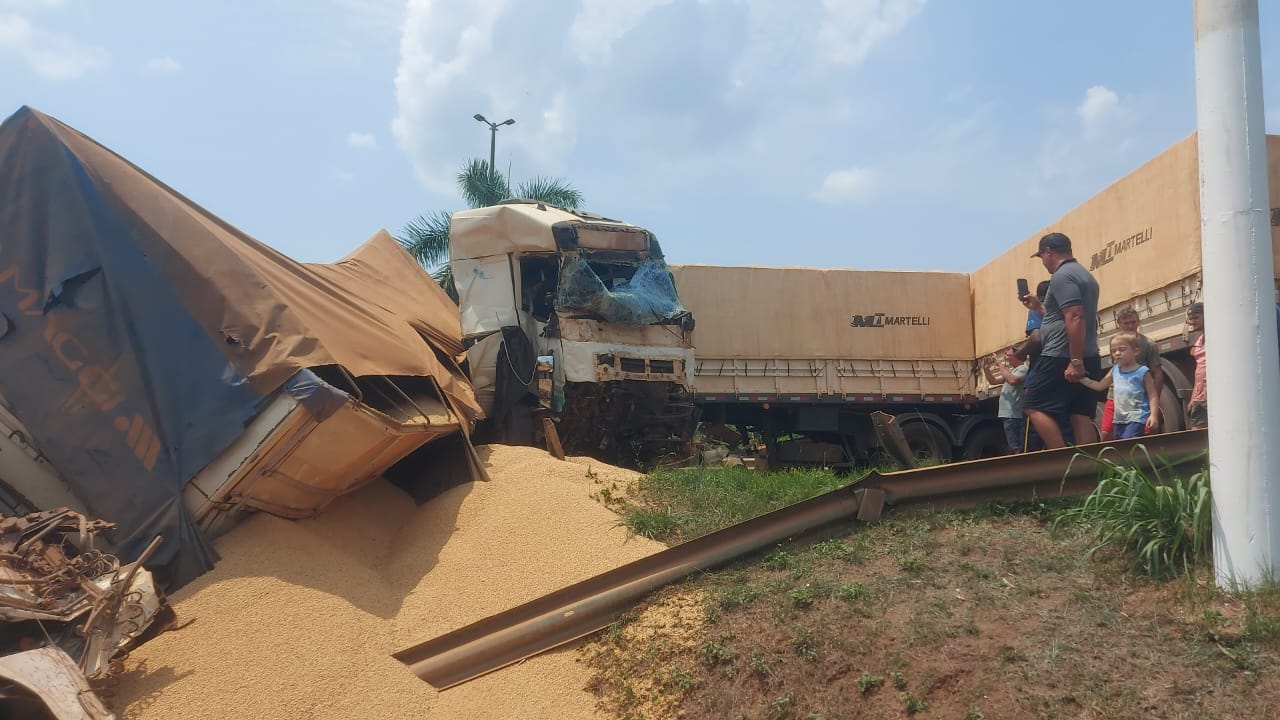 Carretas batem de frente na BR-364 em Cacoal e motorista morre na hora