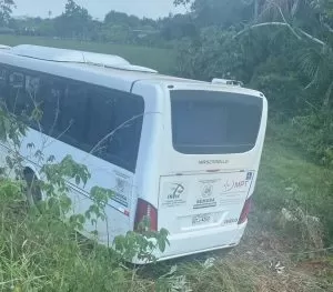 A caminho de Vilhena, ônibus com pacientes cai em ribanceira em RO veja video