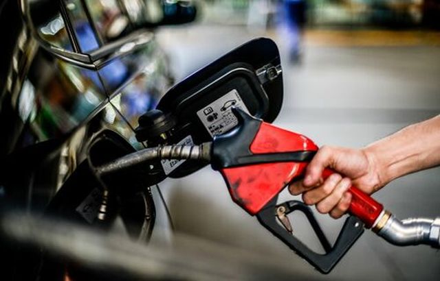 Brasil precisa reduzir carga tributária para diminuir o preço da gasolina, afirma especialista