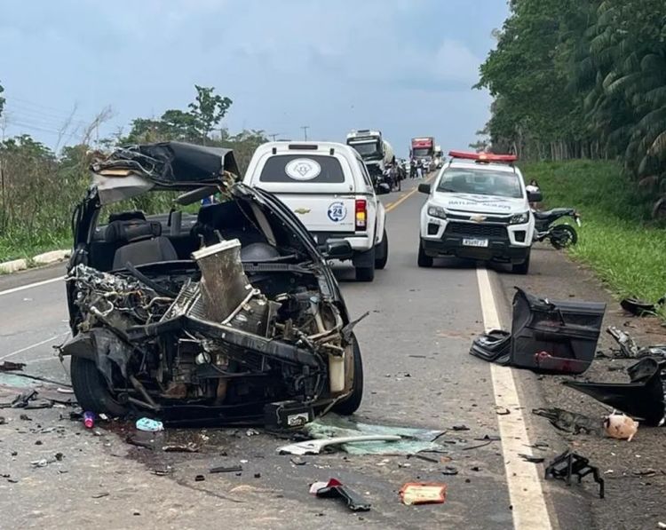 Homem morre em batida frontal na BR-364 após perder controle de caminhonete em Ji-Paraná, RO