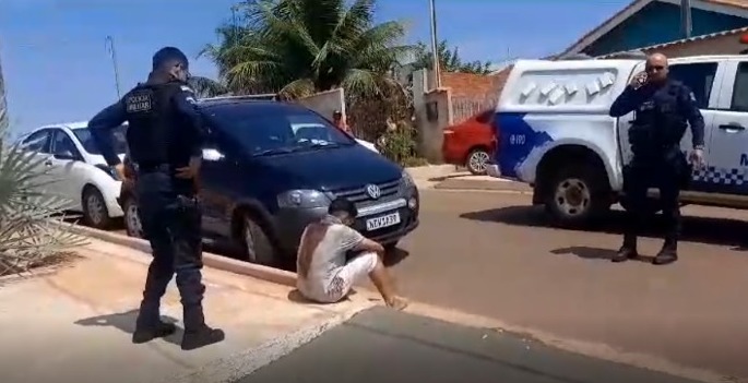 Comerciante reage a assalto e atira em criminosos em Cacoal, Um dos bandidos foi baleado e outro preso veja video