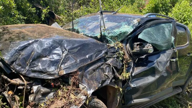 Motorista escapa ‘ileso’ após caminhonete sair da pista e capotar em barranco na BR-425