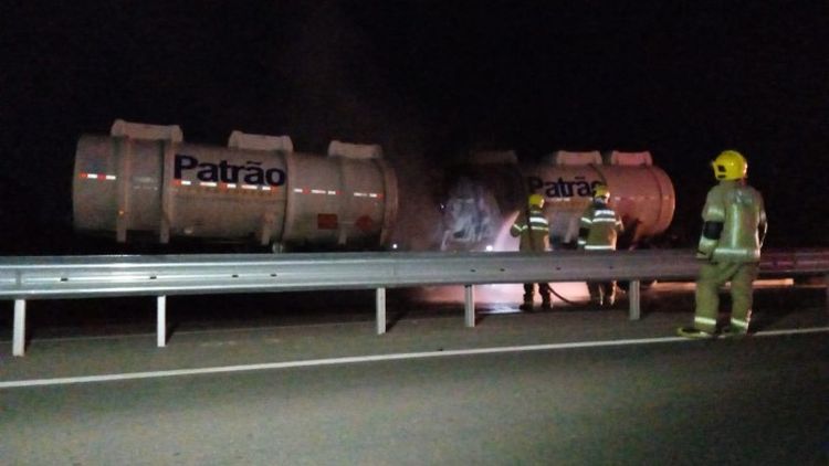 Caminhão-tanque pega fogo na BR-364, em Porto Velho