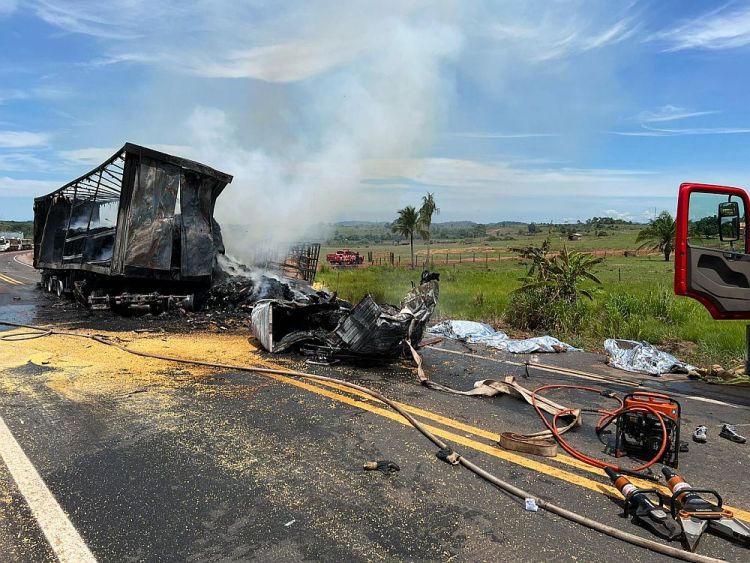 Acidente em Cacoal deixa três mortos e trecho da BR-364 totalmente interditado