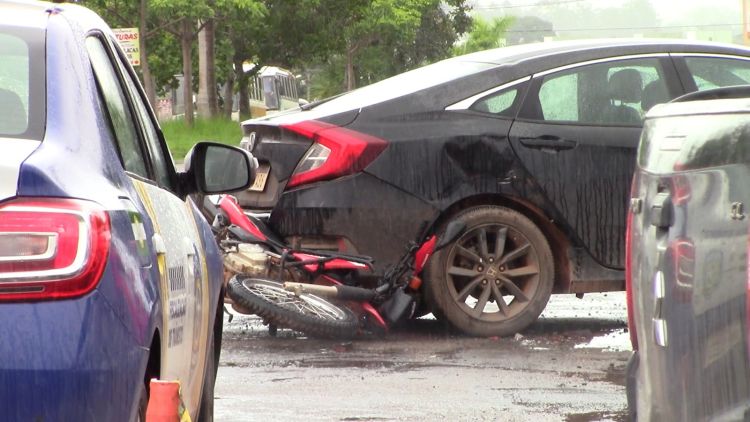 Menor de idade colide em carro da polícia em frente à Delegacia de Cacoal