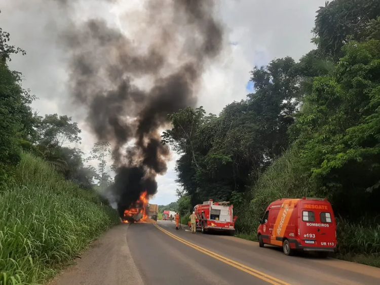 Carreta pega fogo e carga de soja é destruída na BR-364 em Rondônia