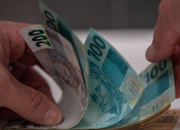 Salário mínimo de R$ 1.412 começa a ser pago nesta quinta-feira