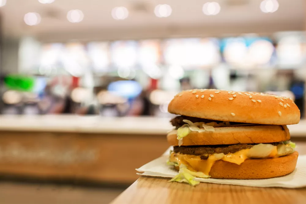 Rede de fast food é condenada por mandar empregado alterar validade de produtos vencidos