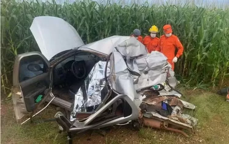 Mãe e filha morrem após carro invadir pista e bater em carreta na BR-435, em Rondônia