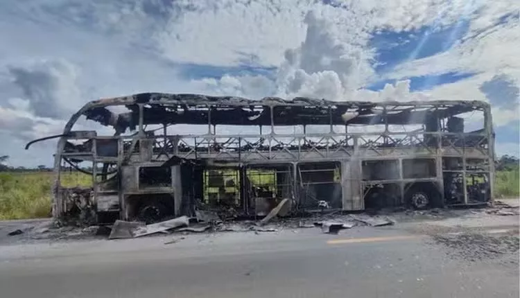 Ônibus de passageiros fica destruído após pegar fogo na BR-364 em Rondônia