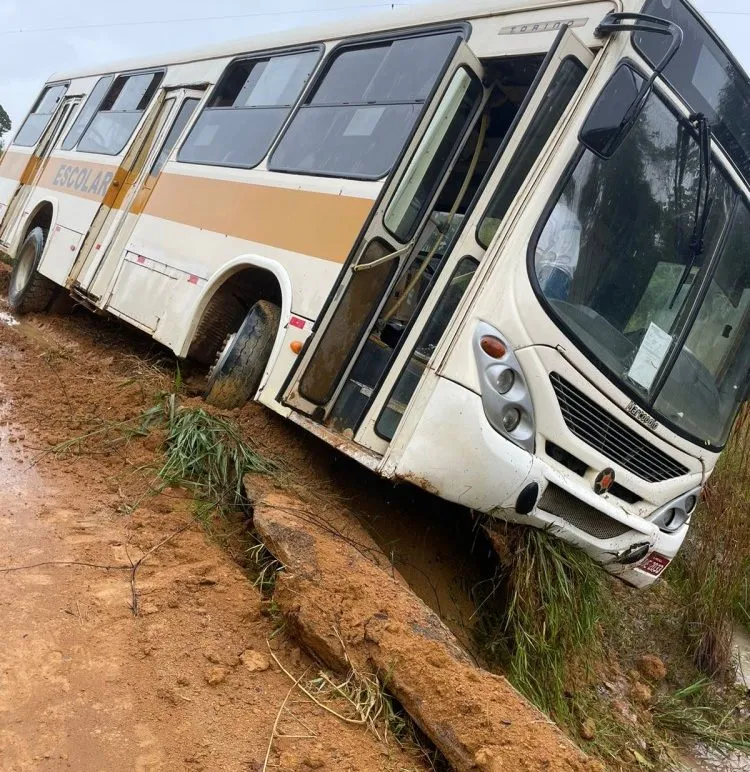 Acidente com ônibus escolar deixa duas crianças feridas em Vale do Anari