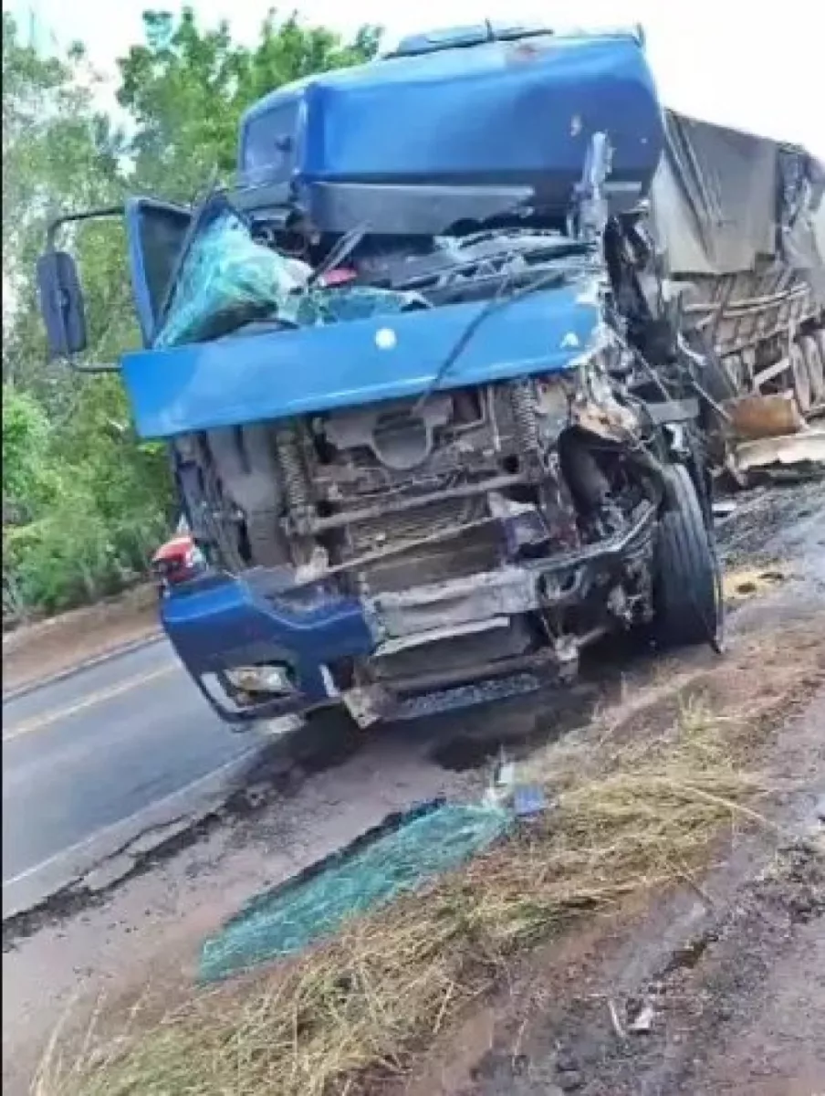 Caminhão com problemas nos freios causa acidente grave na BR-364 em Cacoal