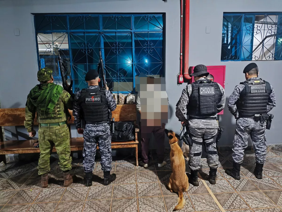 Passageiro de ônibus é preso pela Polícia Militar com quase 4 kg de maconha