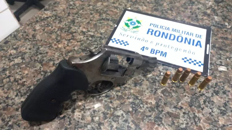 Policia Militar em Cacoal prende suspeito por porte ilegal de arma de fogo