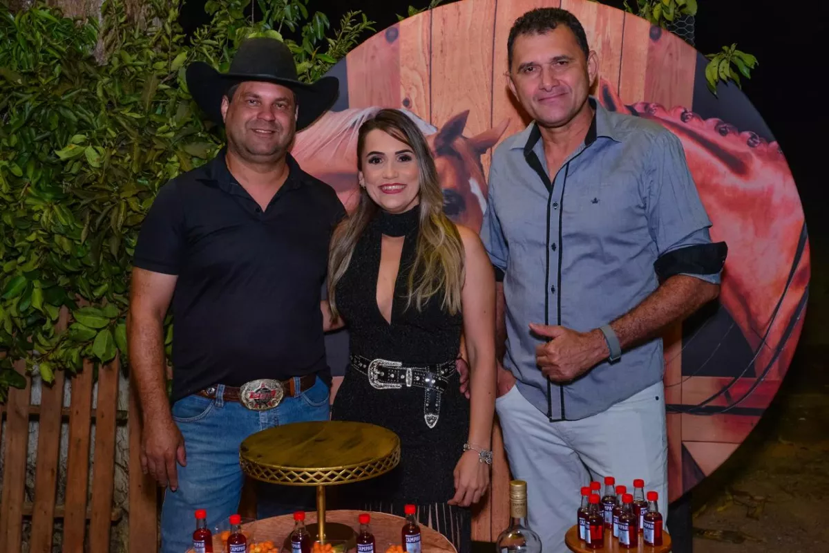 Celebrando uma Vida Dedicada à Saúde: Ana Lúcia, Técnica de Enfermagem, Comemora Aniversário na Chácara do Tatu