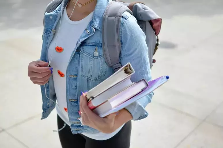 Senado aprova bolsa de pelo menos R$ 700 para estudantes universitários de baixa renda