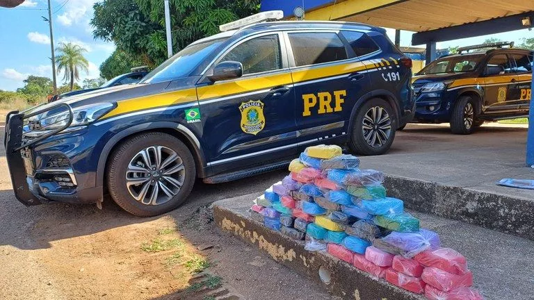 Em Porto Velho, PRF intercepta 50 kg de cocaína em ônibus