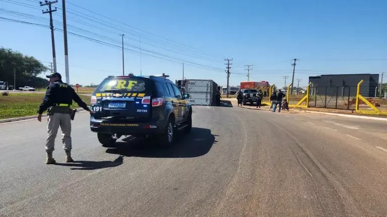 Carreta câmara fria tomba em frente a Havan, na rotatória em Cacoal