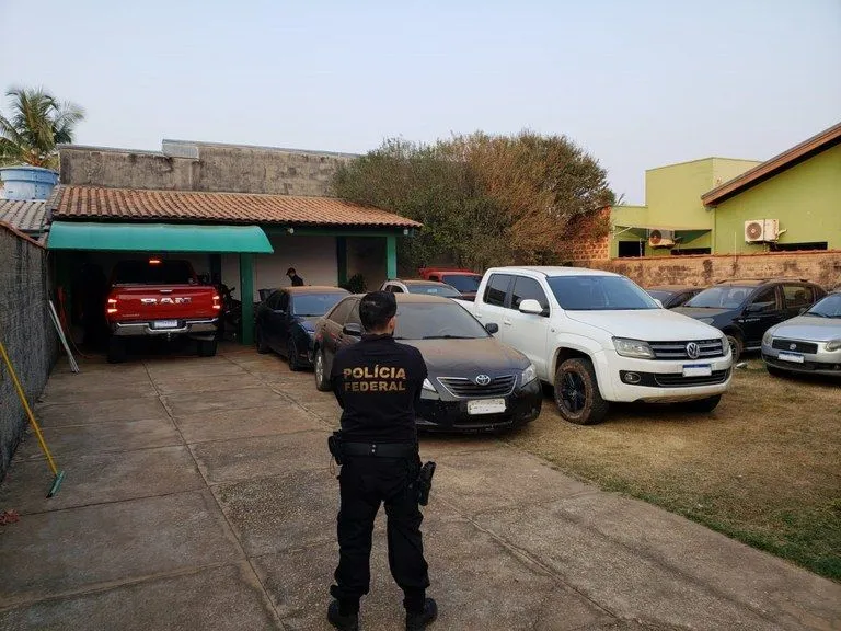 PF apreende carros de luxo e jet ski em operação contra tráfico interestadual de drogas em Vilhena