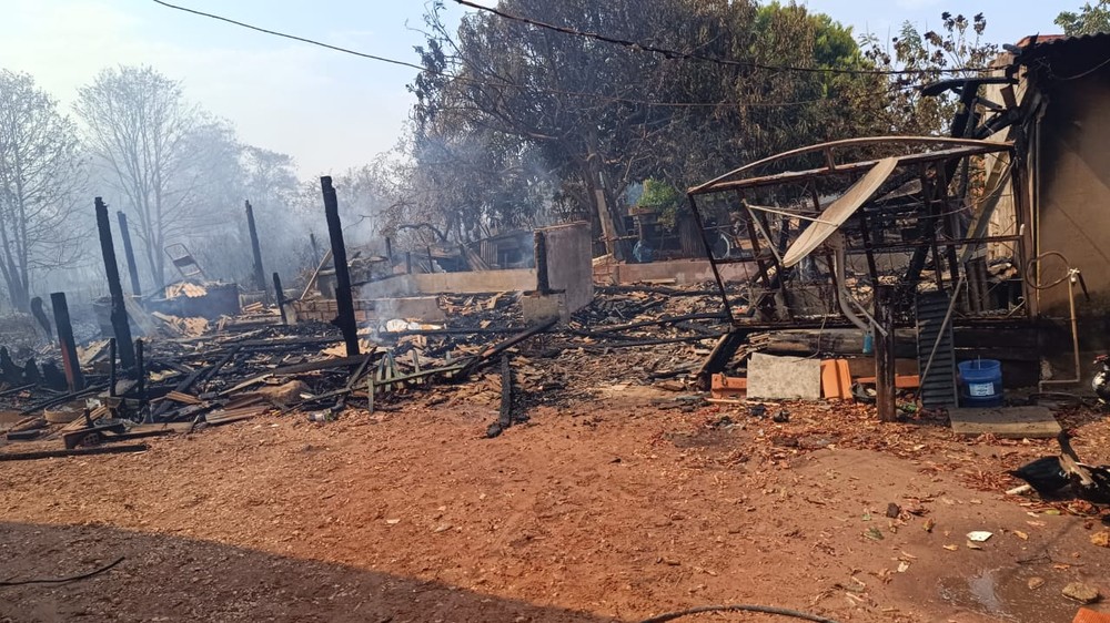 Cães morrem carbonizados após casa pegar fogo em Pimenta Bueno, RO