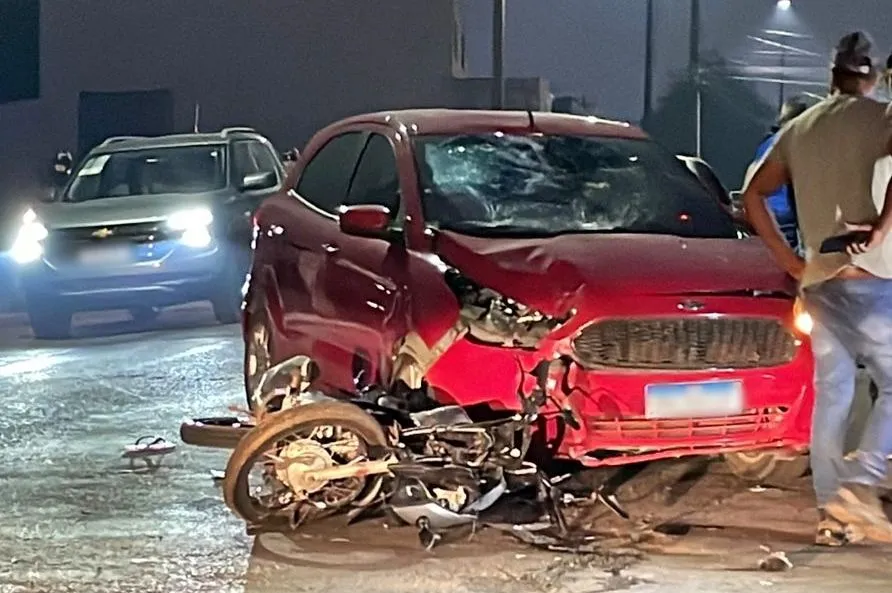 Motociclista e passageiro ficam em estado grave após colisão no Teixeirão em Cacoal