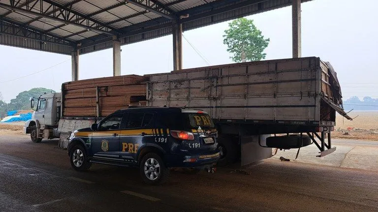 PRF identifica transporte irregular de madeira em Ariquemes