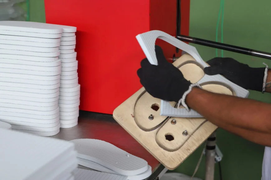 Chinelos confeccionados por reeducandos do sistema prisional são doados para serviços de saúde